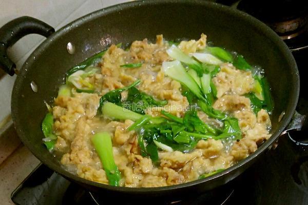鲁菜大师孔府菜系蒋家菜酥肉炖油菜蒜苗波菜的做法图解3