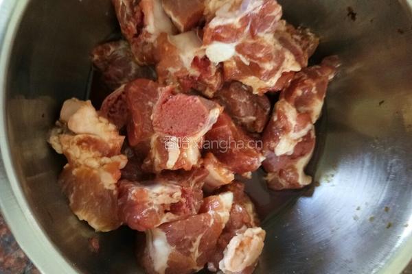 土豆排骨焖饭的做法图解1