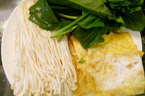 鲁菜大师蒋家菜蛋皮波菜金针菇的做法图解1
