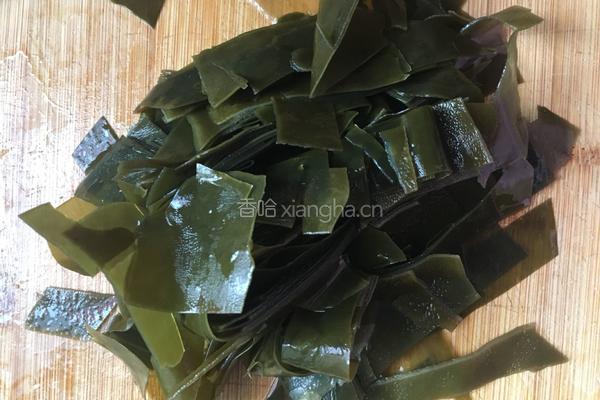 萝卜海带排骨汤的做法图解2
