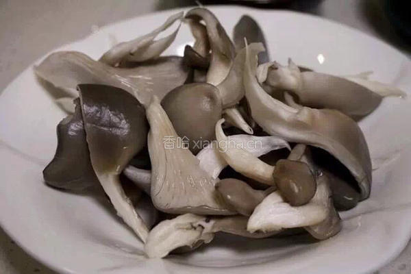 平菇尖椒炒腊肉的做法图解1