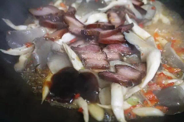 平菇尖椒炒腊肉的做法图解8