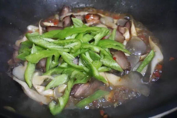 平菇尖椒炒腊肉的做法图解9