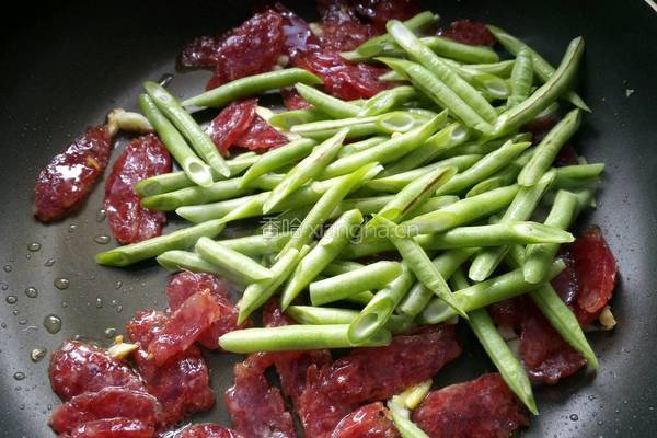 腊肠炒豆角的做法图解5