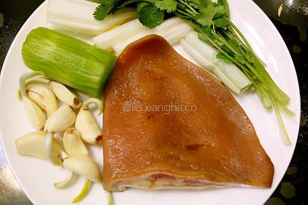 鲁菜大师蒋家菜拌耳丝的做法图解1