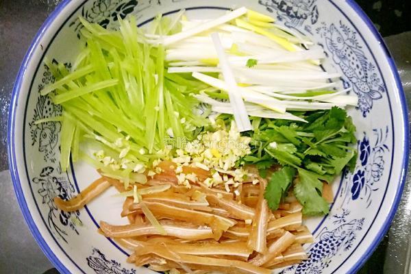 鲁菜大师蒋家菜拌耳丝的做法图解2