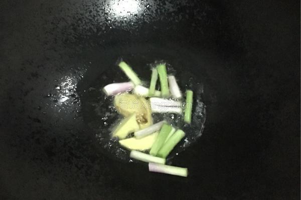 蚬子干炖萝卜的做法图解1