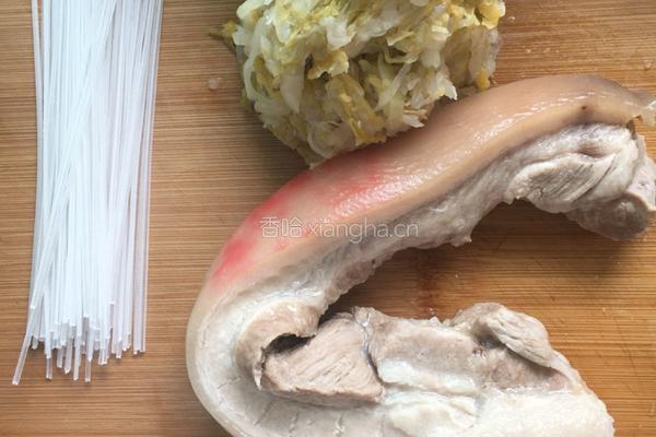 酸菜炖粉条炖猪肉的做法图解1