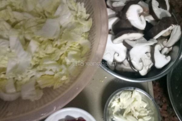 香菇爆炒白菜叶的做法图解1