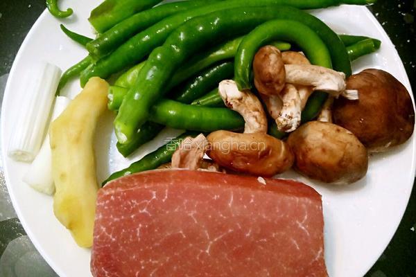 鲁菜大师蒋家菜尖椒香辣肉丝的做法图解1