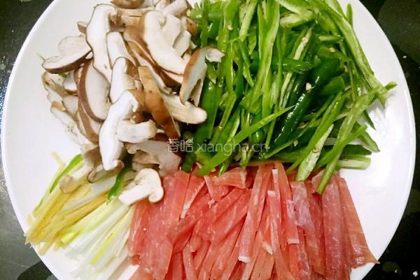 鲁菜大师蒋家菜尖椒香辣肉丝的做法图解2