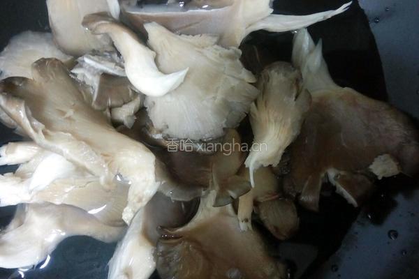 蘑菇炒肉的做法图解3