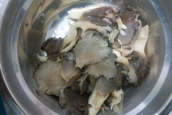 蘑菇炒肉的做法图解4