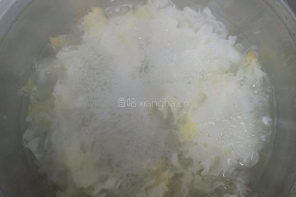 冰糖雪梨银耳羹的做法图解4