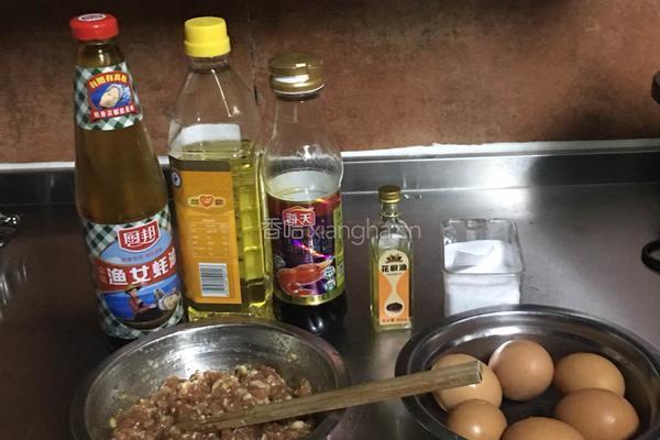 肉煎蛋的做法图解1