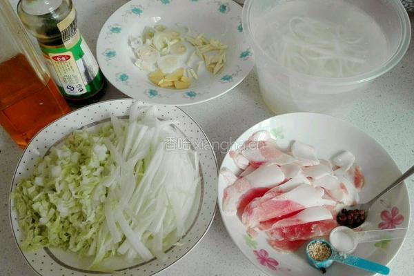 老味道猪肉粉条汤的做法图解1