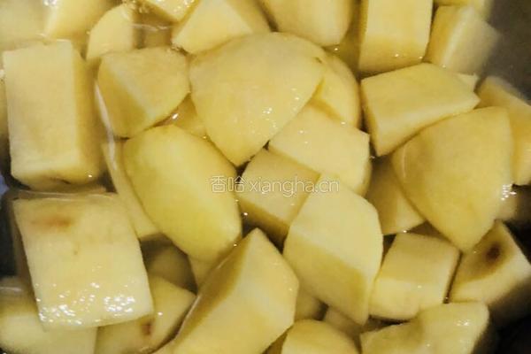 土豆炖鸡翅的做法图解2