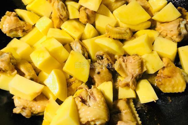 土豆炖鸡翅的做法图解4