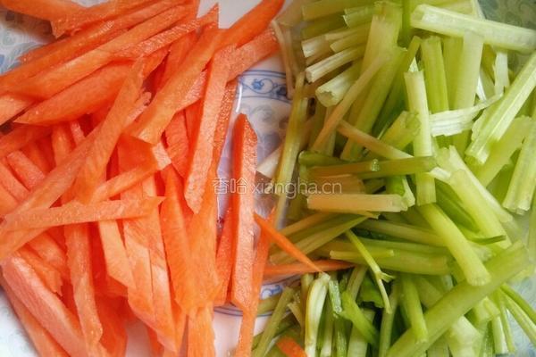 芹菜炒牛肉的做法图解1