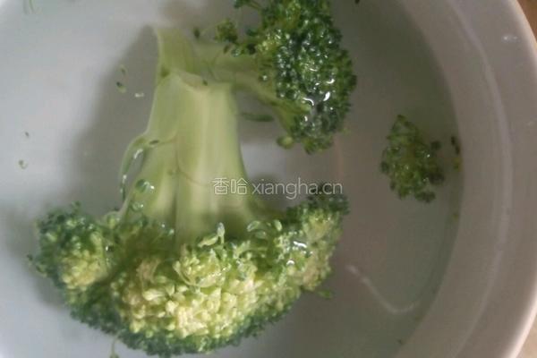 西兰花虾米鸡蛋面的做法图解1