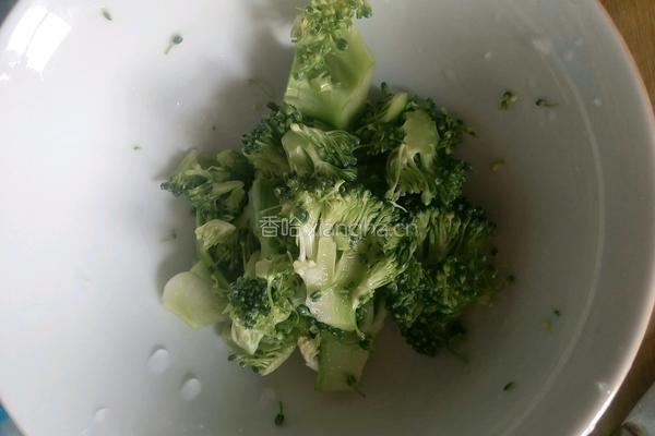 西兰花虾米鸡蛋面的做法图解2