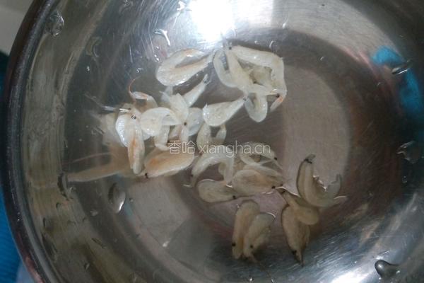 西兰花虾米鸡蛋面的做法图解3