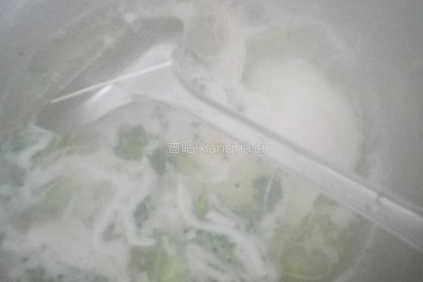 西兰花虾米鸡蛋面的做法图解6