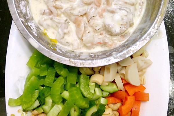 鲁菜大师孔府菜系蒋家菜腰果虾仁的做法图解2