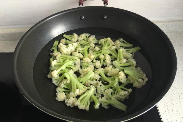 老干妈炒有机菜花的做法图解1