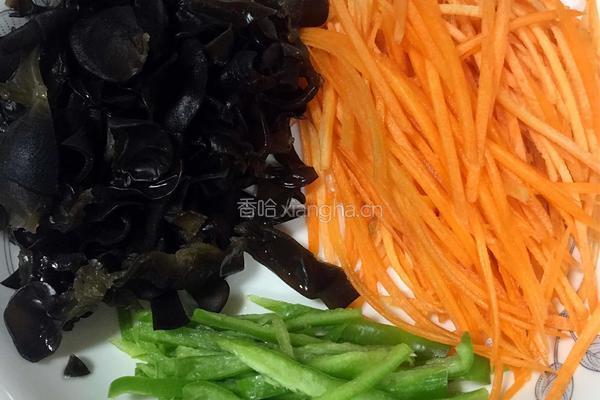 东北口味鱼香肉丝的做法图解1