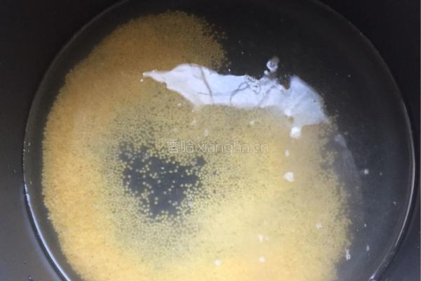 银雪鱼小米粥的做法图解2