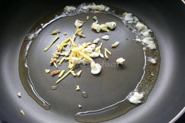 胡萝卜炒香肠的做法图解7