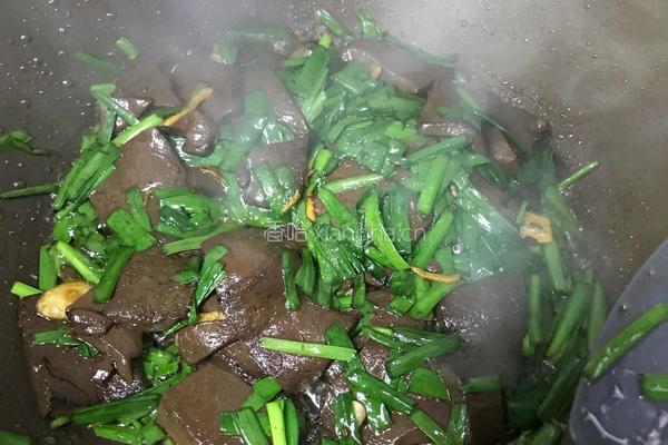 韭菜炒鸭血的做法图解12