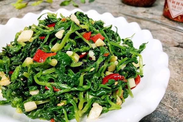 凉拌芹菜叶的做法图解1