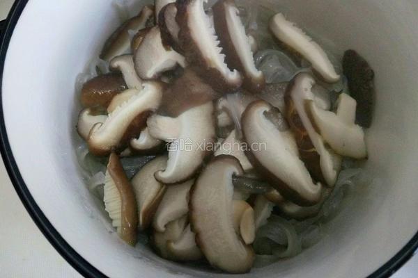 香菇薯粉汆肥羊的做法图解5