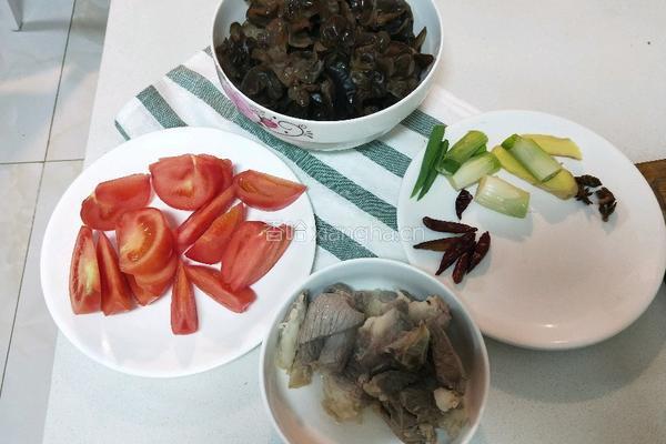 牛肉炖西红柿木耳的做法图解2