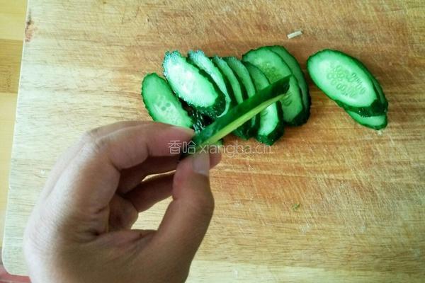 快腌黄瓜咸菜的做法图解2