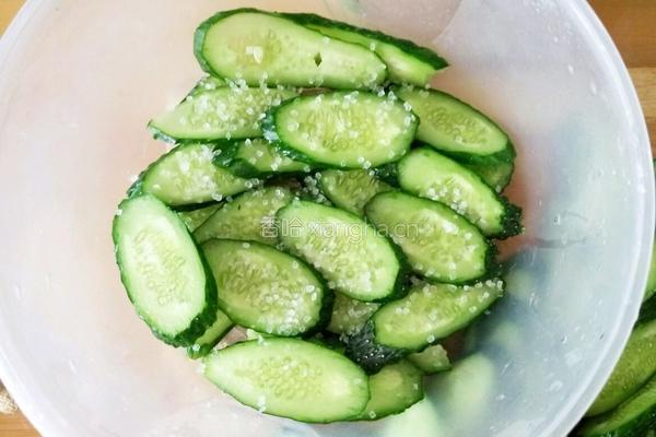 快腌黄瓜咸菜的做法图解3