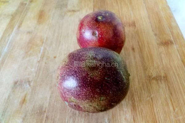 百香果蜂蜜果汁的做法图解1
