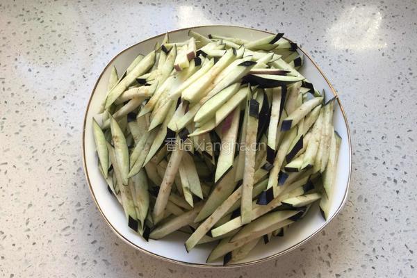 清炒茄丝的做法图解1