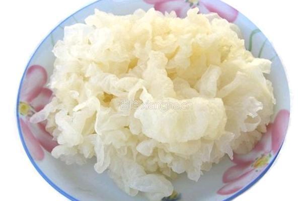桃胶雪燕皂角米银耳椰浆鹌鹑蛋甜汤的做法图解4