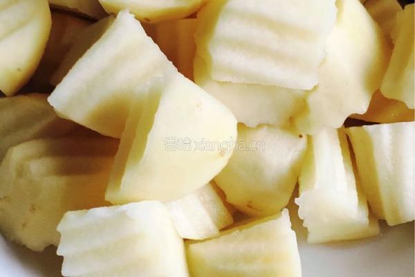土豆牛肉丸鸡翅根的做法图解2