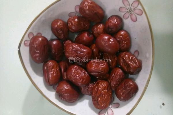 红枣去核的做法图解1
