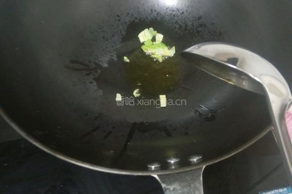 木耳炒白菜片的做法图解3