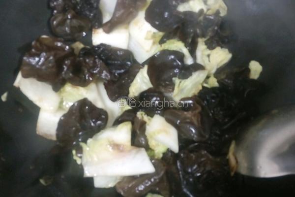 木耳炒白菜片的做法图解5