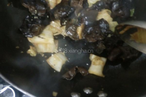 木耳炒白菜片的做法图解7
