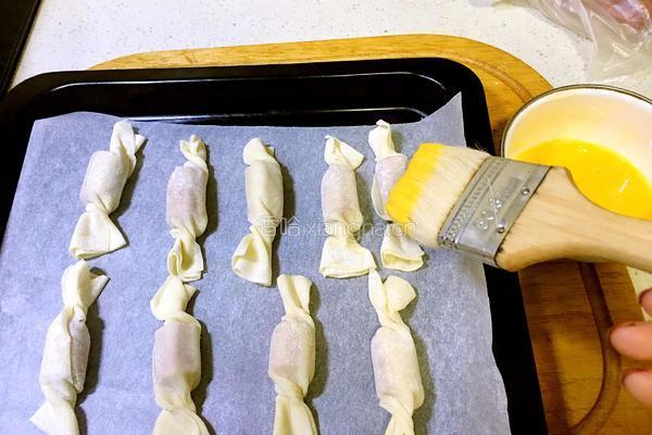 馄饨皮烤香肠的做法图解6