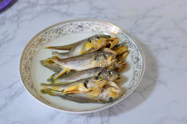 干炸黄花鱼的做法图解1