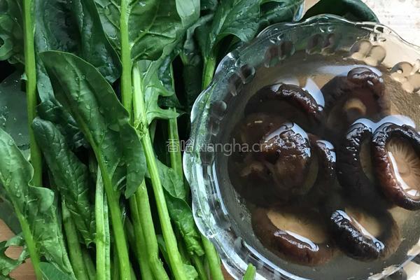 香菇菠菜的做法图解2