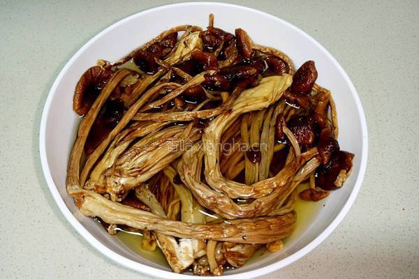 茶树菇排骨鸡爪汤的做法图解1
